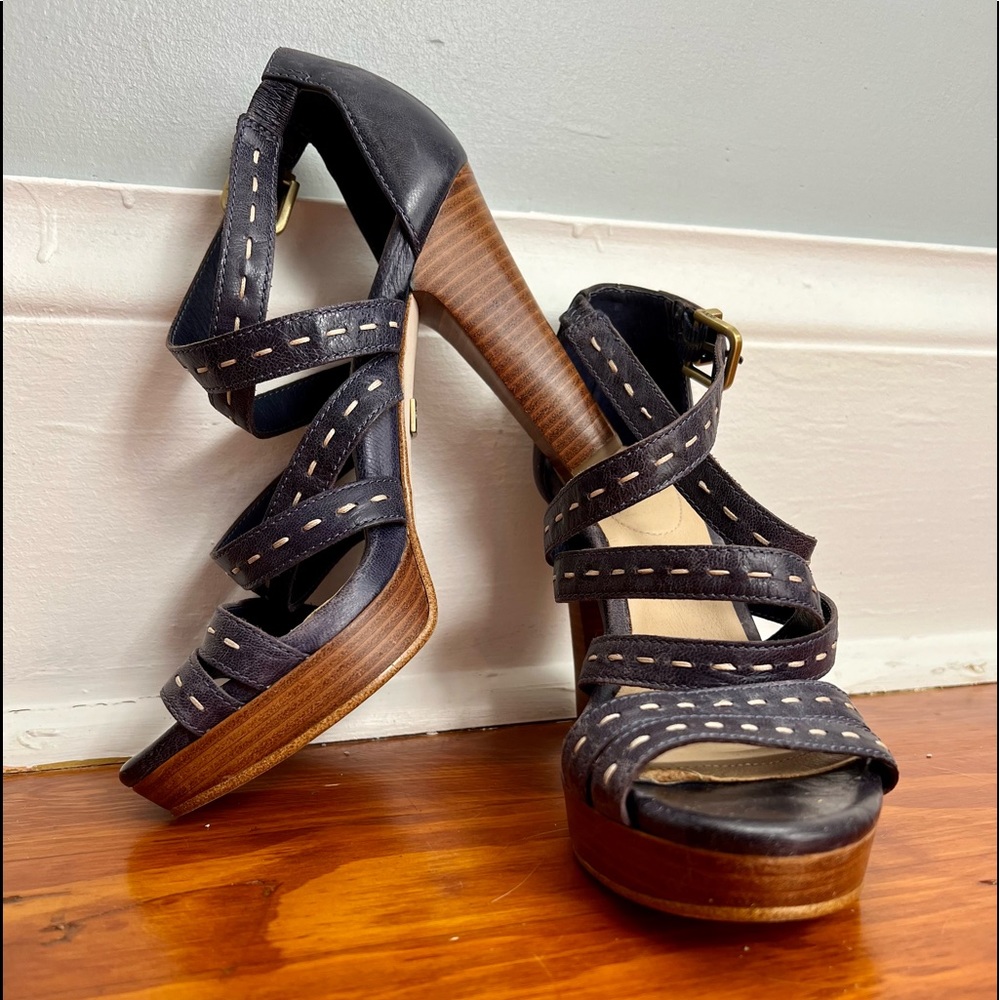 Platform Sandal Brand: UGG Color: Navy Size:6